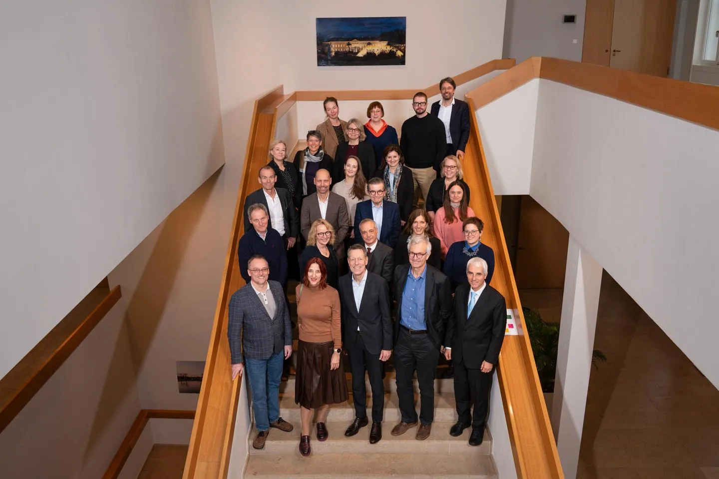 Eine Gruppe von Menschen bei Fototermin auf einer Treppe