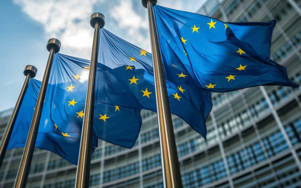 EU-Flaggen vor einem Regierungsgebäude der Europäischen Union