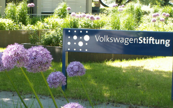 Pflanzen vor einem Schild der VolkswagenStiftung