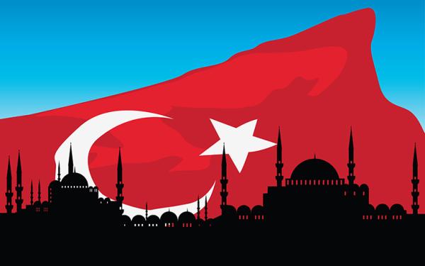 Türkei-Flagge hinter der Silhouette von Istanbul.
