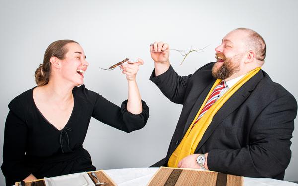 Madeleine Plötz und Nils Grabowski tun so, als würden sie Insekten essen.
