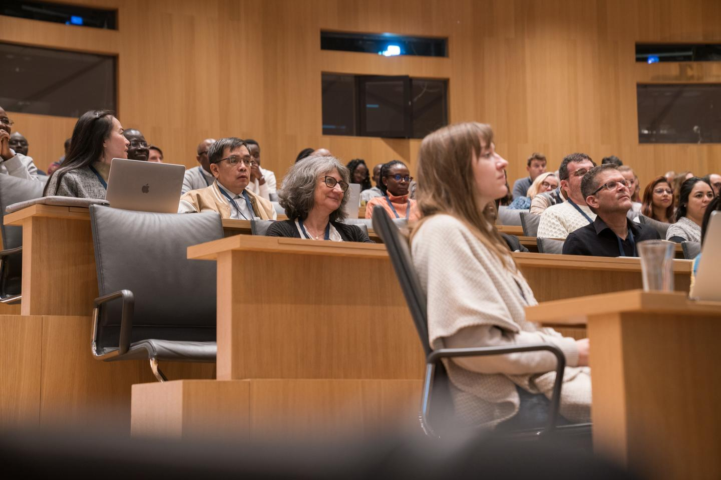 Blick ins Auditorium mit Zuhörenden