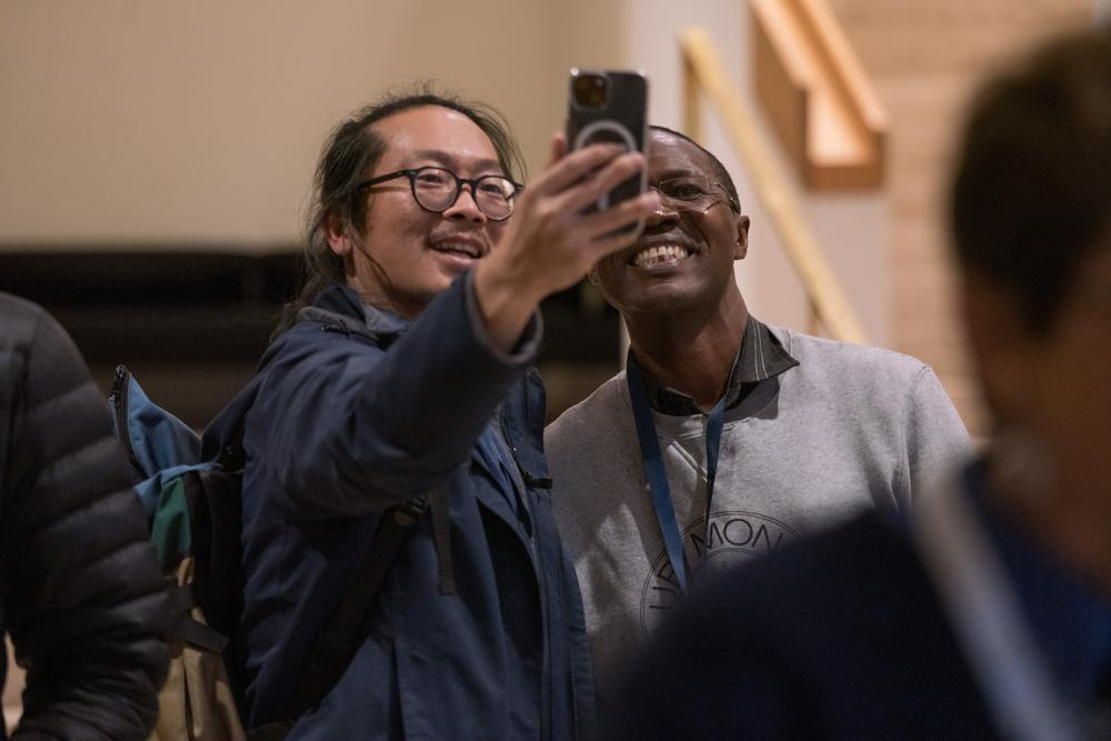 Zwei Personen machen ein Selfie