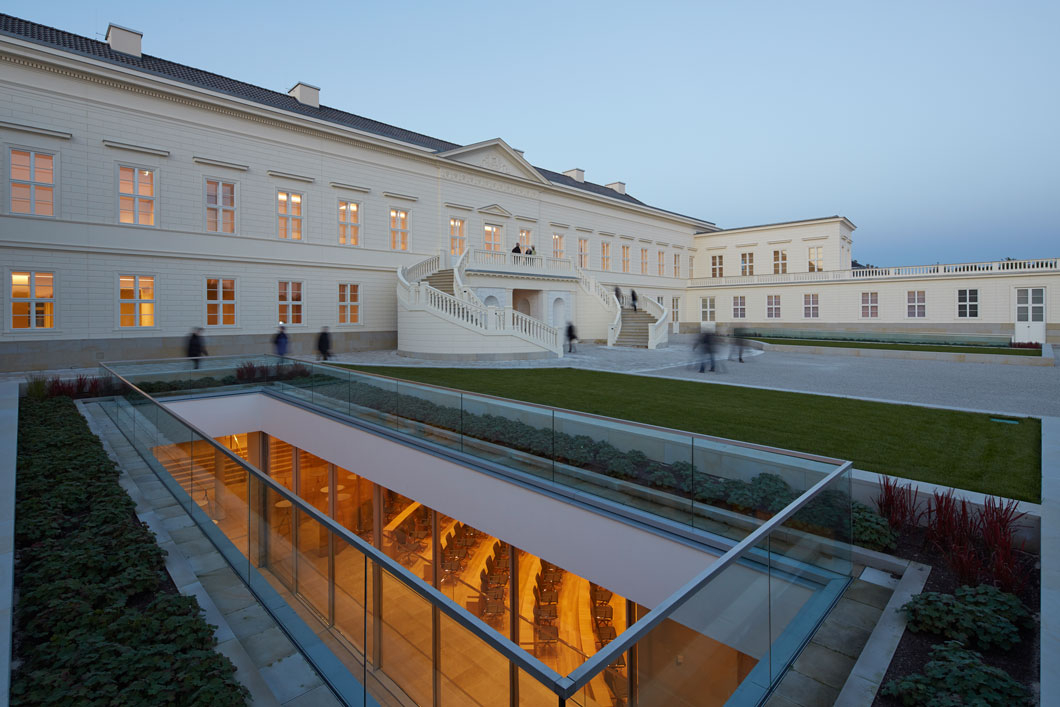 Blick in den unterirdischen Tagungssaal von Schloss Herrenhausen