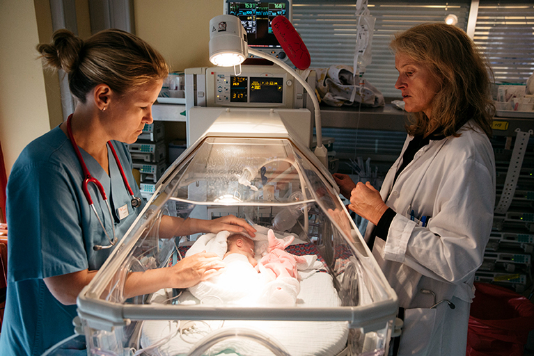 Prof. Dr. Dorothee Viemann (rechts) und Oberärztin Sabine Pirr in der Intensivstation für Früh- und Neugeborene