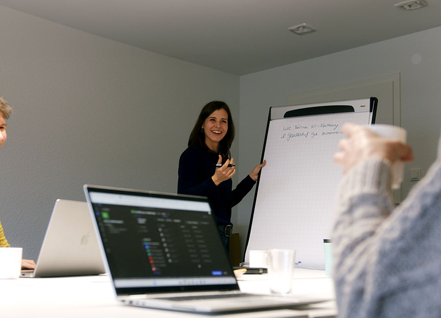 Frau vor einem Flipchart