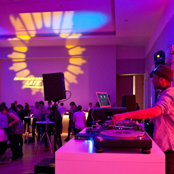 Szene DJ und Publikum in loungiger Atmosphäre
