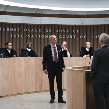 Das Bild zeigt eine Szene im Gericht aus dem Film "Ökozid" von Andres Veiel.