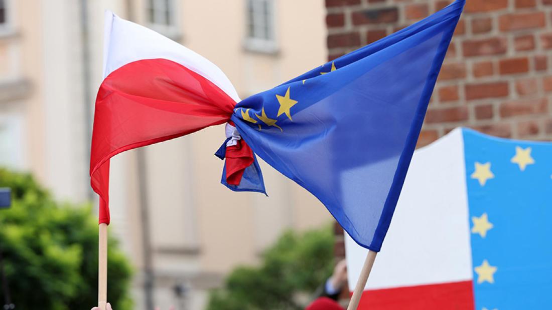Die polnische und die europäische Flagge ineinander verknotet werden hochgehalten.