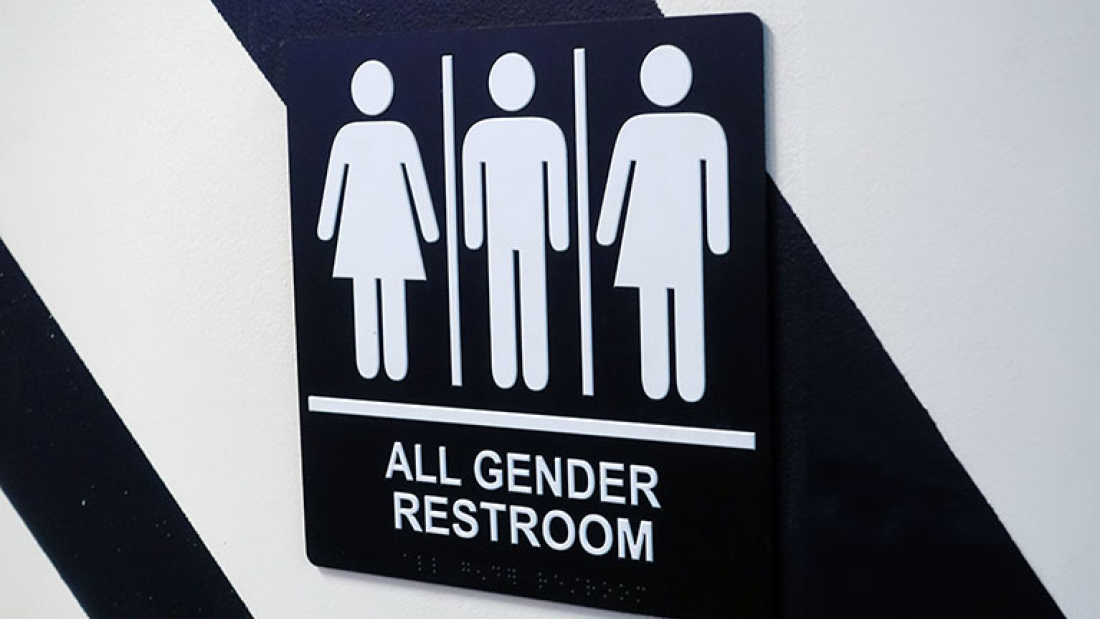Zu sehen ist eine genderneutrale Beschilderung einer öffentlichen Toilette. 