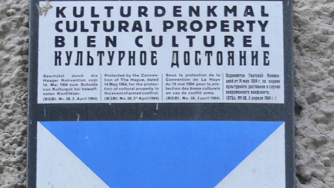 Plakette mit der Überschrift Kulturdenkmal.